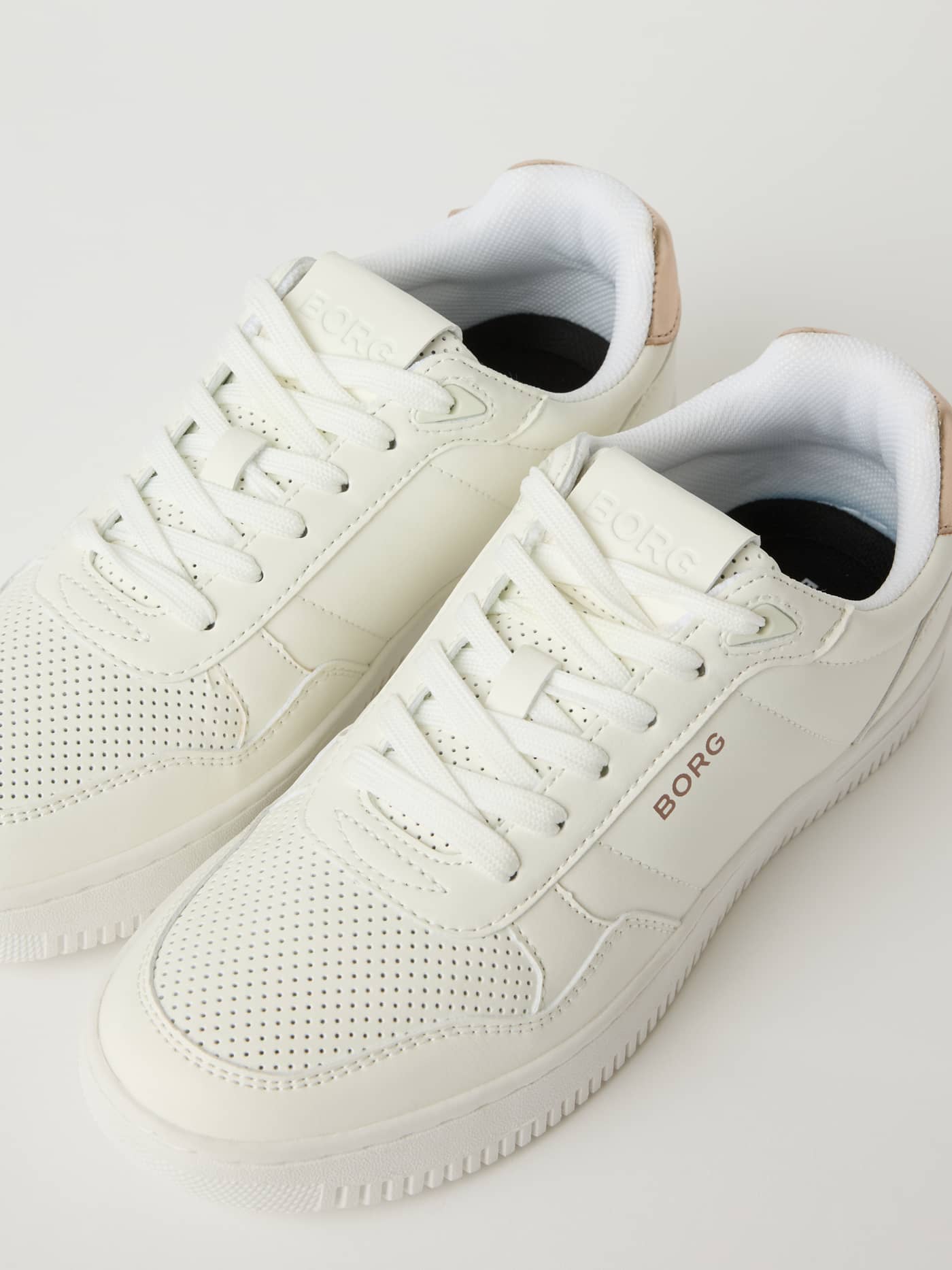 Women’s Sneakers T2020 blanc en cuir synthétique avec logos or rose et une coupe style tennis. - Image 2