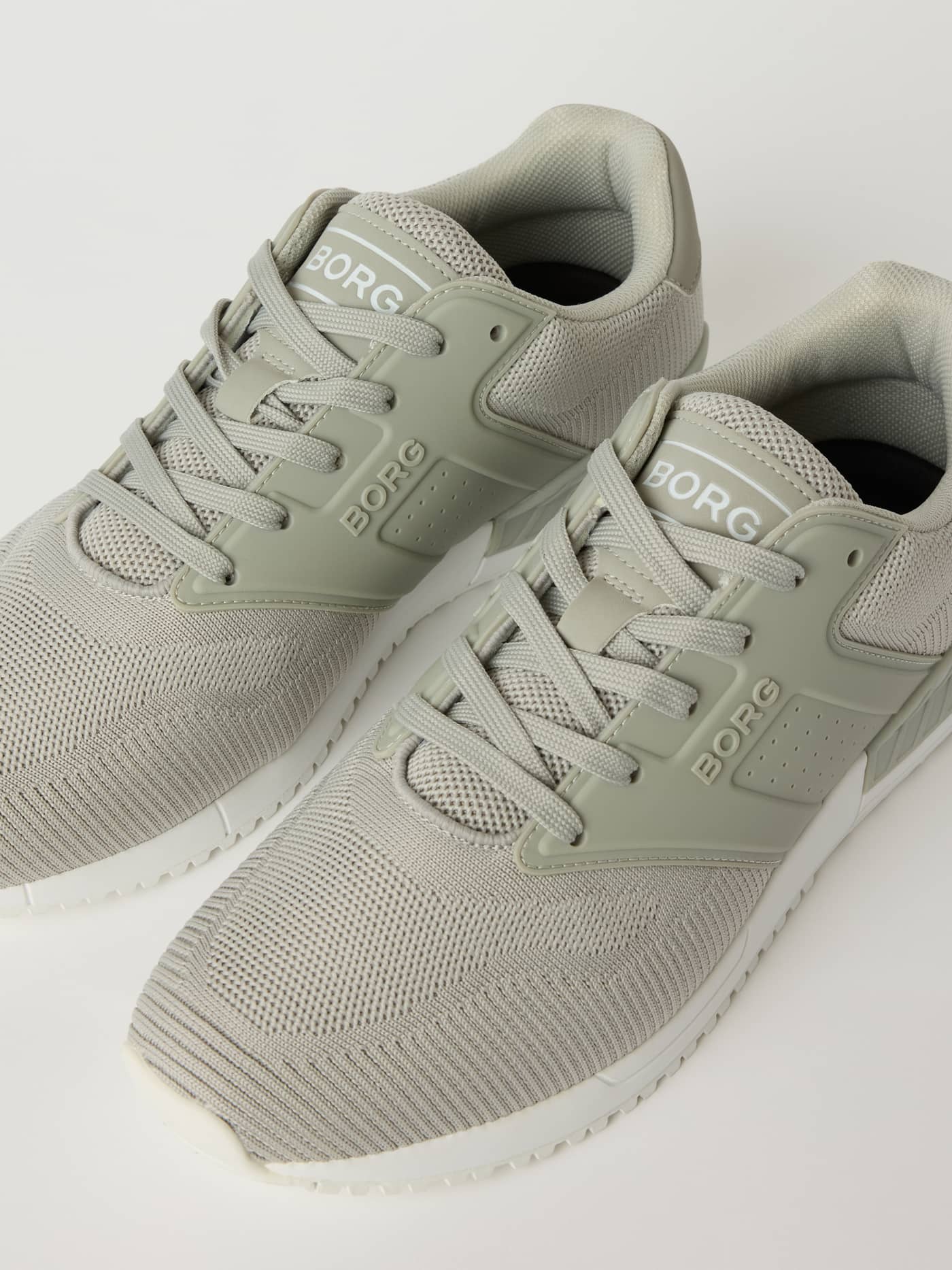 Men’s sneakers R140 Knit i grått med en andningsaktiv stickad ovandel och vita logodetaljer för löpning. - Image 2