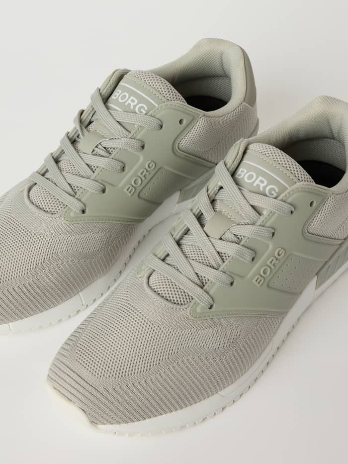 Men’s sneakers R140 Knit in Grau mit atmungsaktivem Strick-Obermaterial und weißen Logos für Performance beim Running. - Image 2