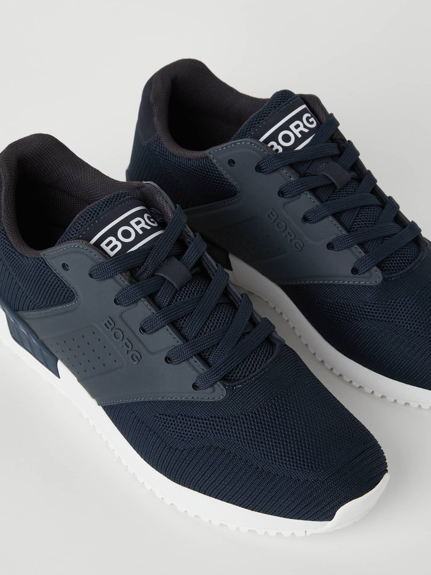 Men’s sneakers R140 Knit i Navy til running med en åndbar strikket overdel og hvide logodetaljer. - Image 1