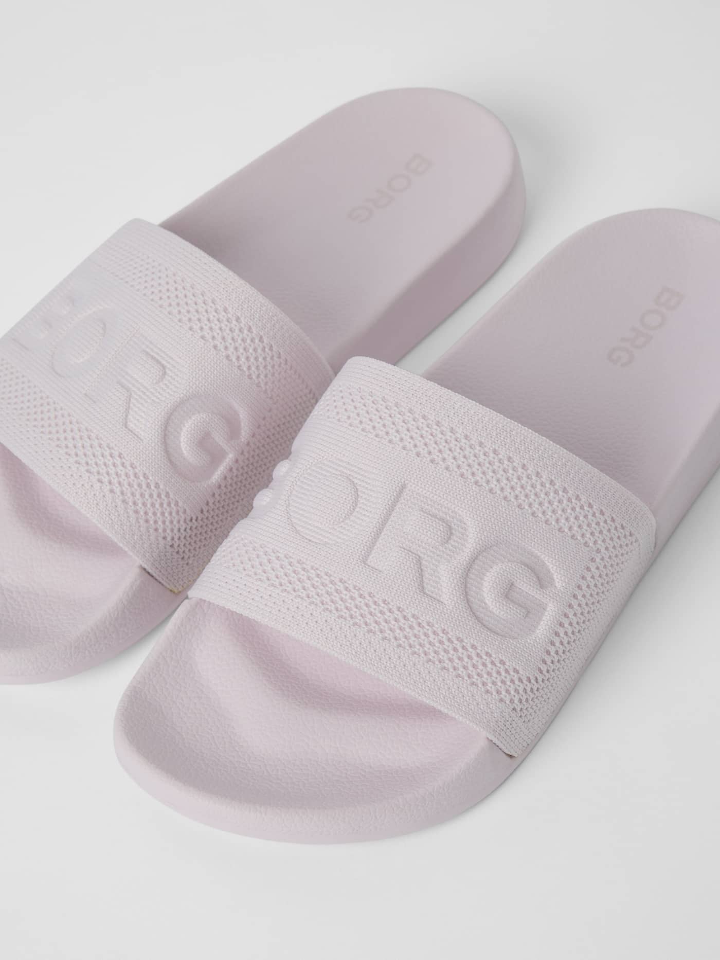 Närbild på Women's Knox Slides i lila med mjuk stickad ovandel och en präglad BORG-logotyp. - Image 2