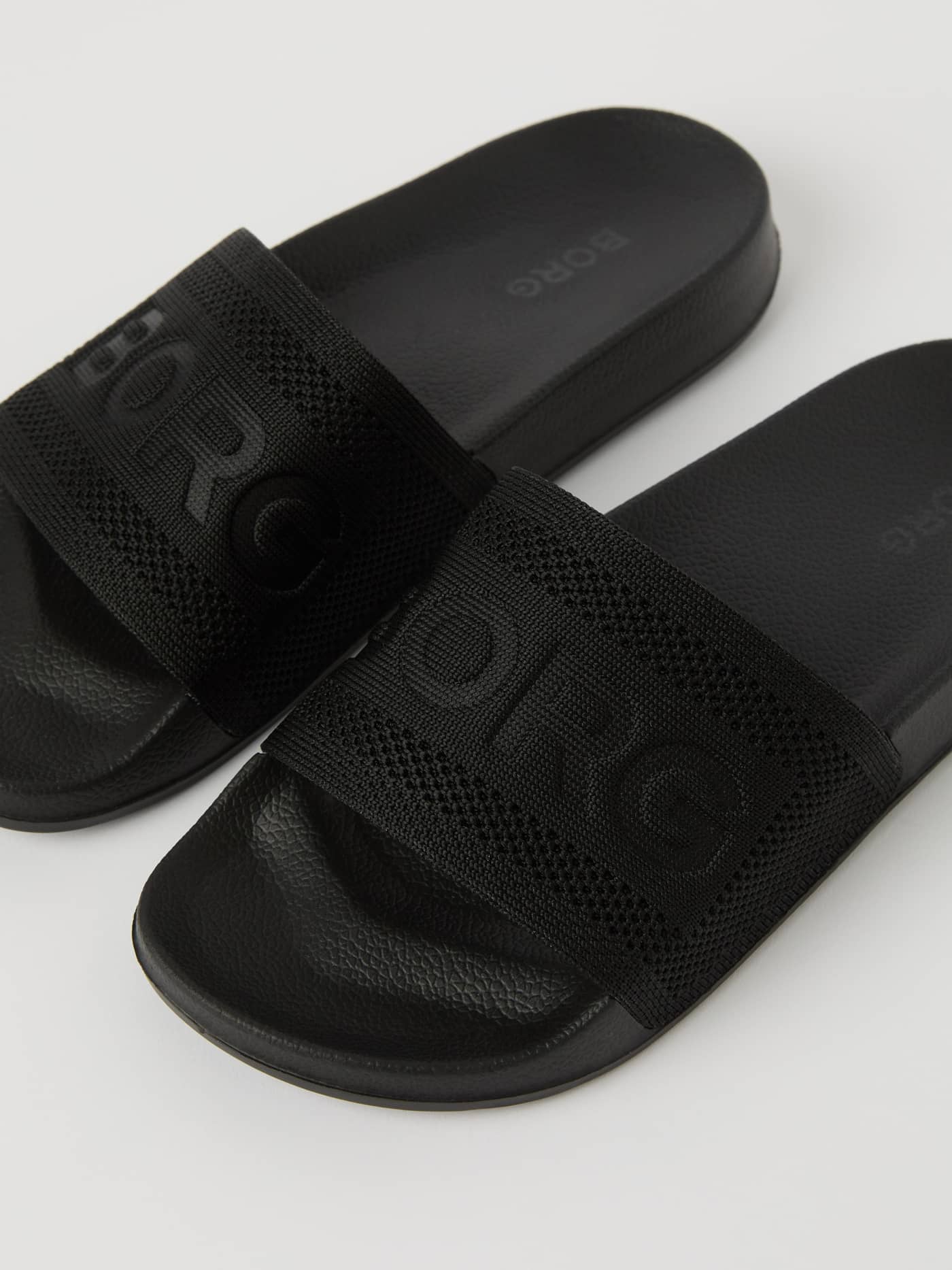 Närbild på Womens Sandal Knox Knit i svart med en mjuk stickad ovandel i polyester och en ton-i-ton Borg-logotyp. - Image 2