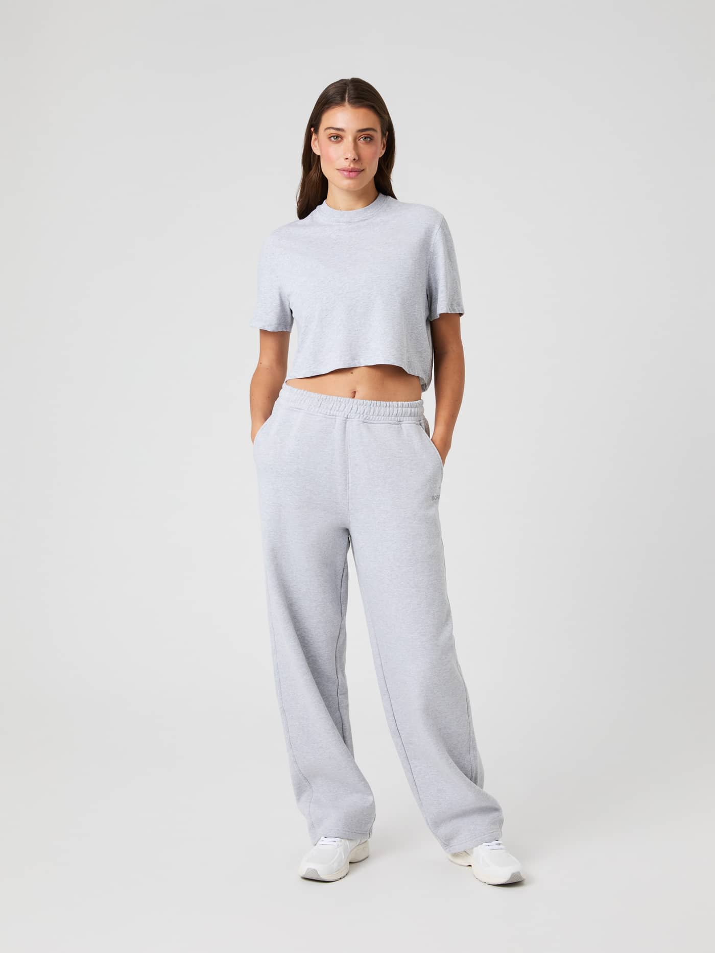 Björn Borg Studio Oversized Cropped T-Shirt in Light Grey Melange (Grijs) voor training, vooraanzicht met een losse pasvorm. - Image 3