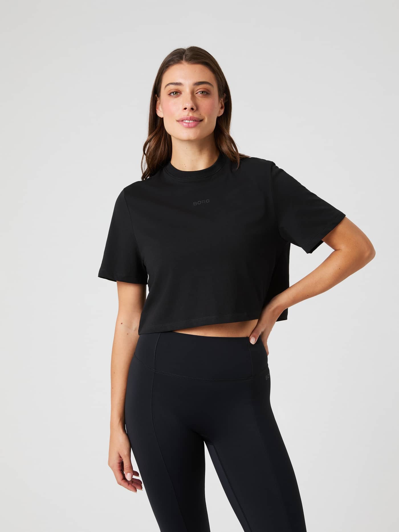 Studio Oversized Cropped T-Shirt in Black Beauty (Zwart) voor dames in vooraanzicht met subtiel logo voor training. - Image 1