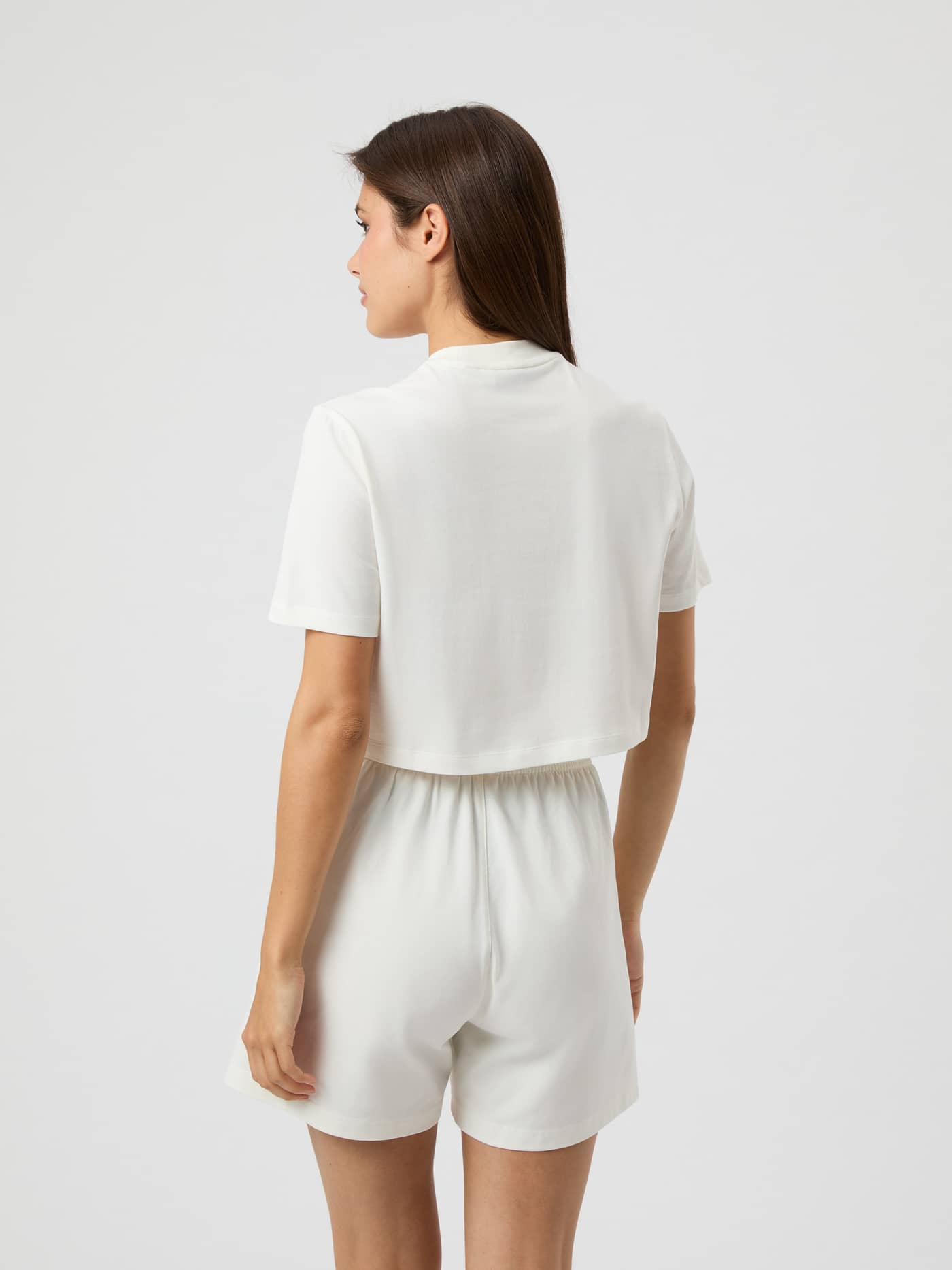 Studio Oversized Cropped T-Shirt in Cannoli Cream (Wit) in achteraanzicht met een wijde pasvorm voor training. - Image 2