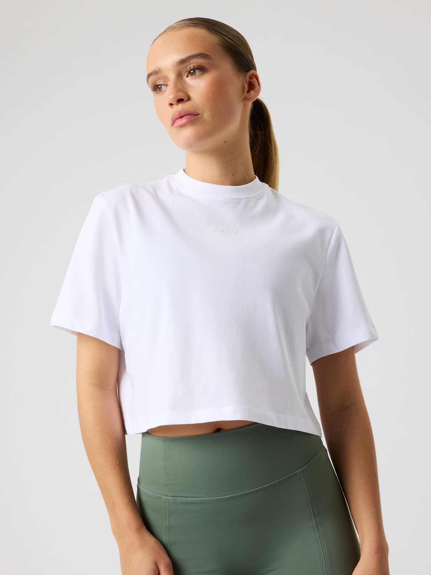 Front view of a woman in the Björn Borg Studio Oversized Cropped T-Shirt in Brilliant White (White) for training. - Image 5