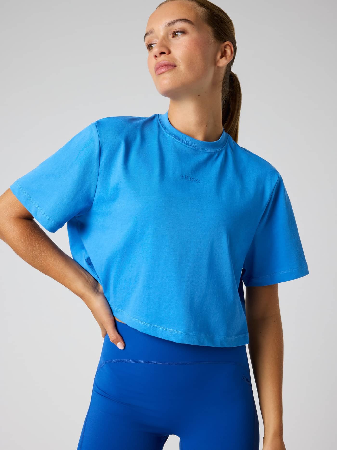 Front view of a woman wearing the Palace Blue (Blue) Studio Oversized Cropped T-Shirt for training in a cotton blend. - Image 4