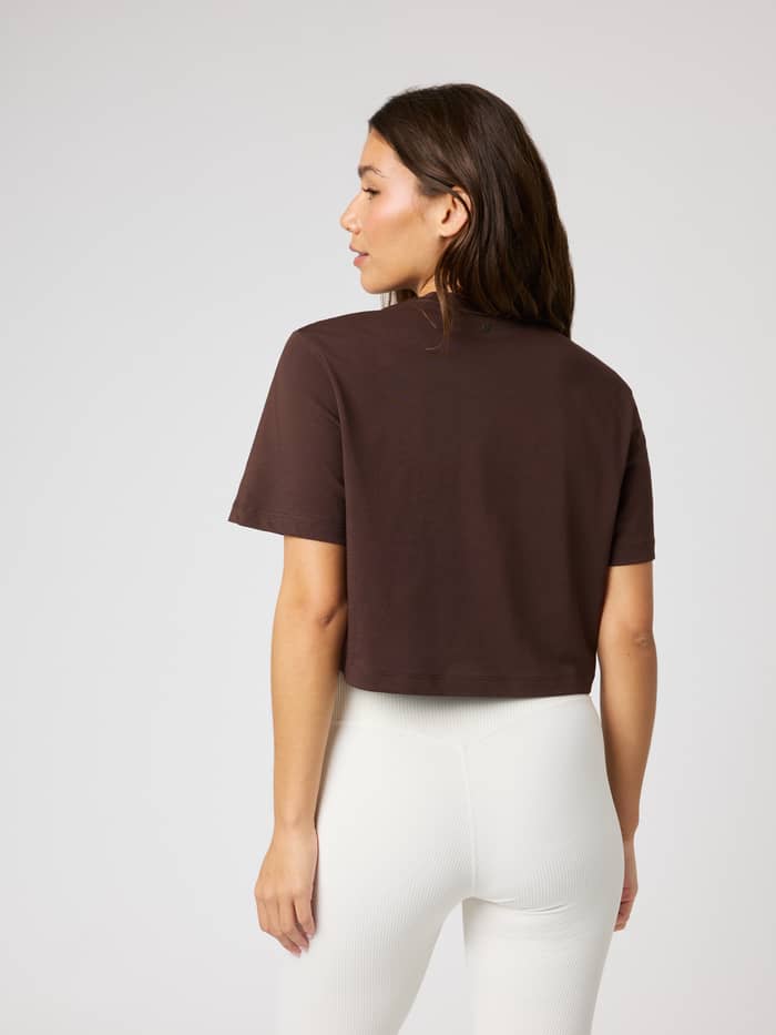 Achteraanzicht van het Studio Oversized Cropped T-Shirt in Coffee Bean (Bruin) van katoen met een losse pasvorm. - Image 2