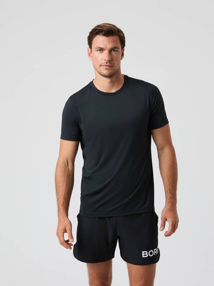Borg Airy T-Shirt i Black Beauty (Sort) set forfra med et åndbart perforeret materiale til træning.