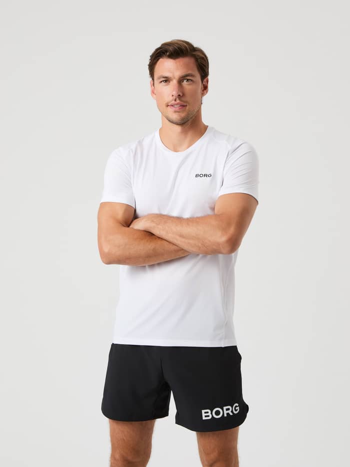 Borg Airy T-Shirt i Brilliant White (Hvid) set forfra på en mand med sort logo og perforeret stof til træning.