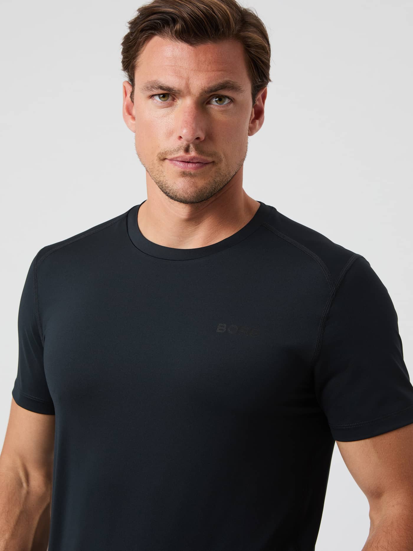 Borg Airy T-Shirt i Black Beauty (Sort) set forfra, en åndbar og funktionel sportstop ideel til træning. - Image 4
