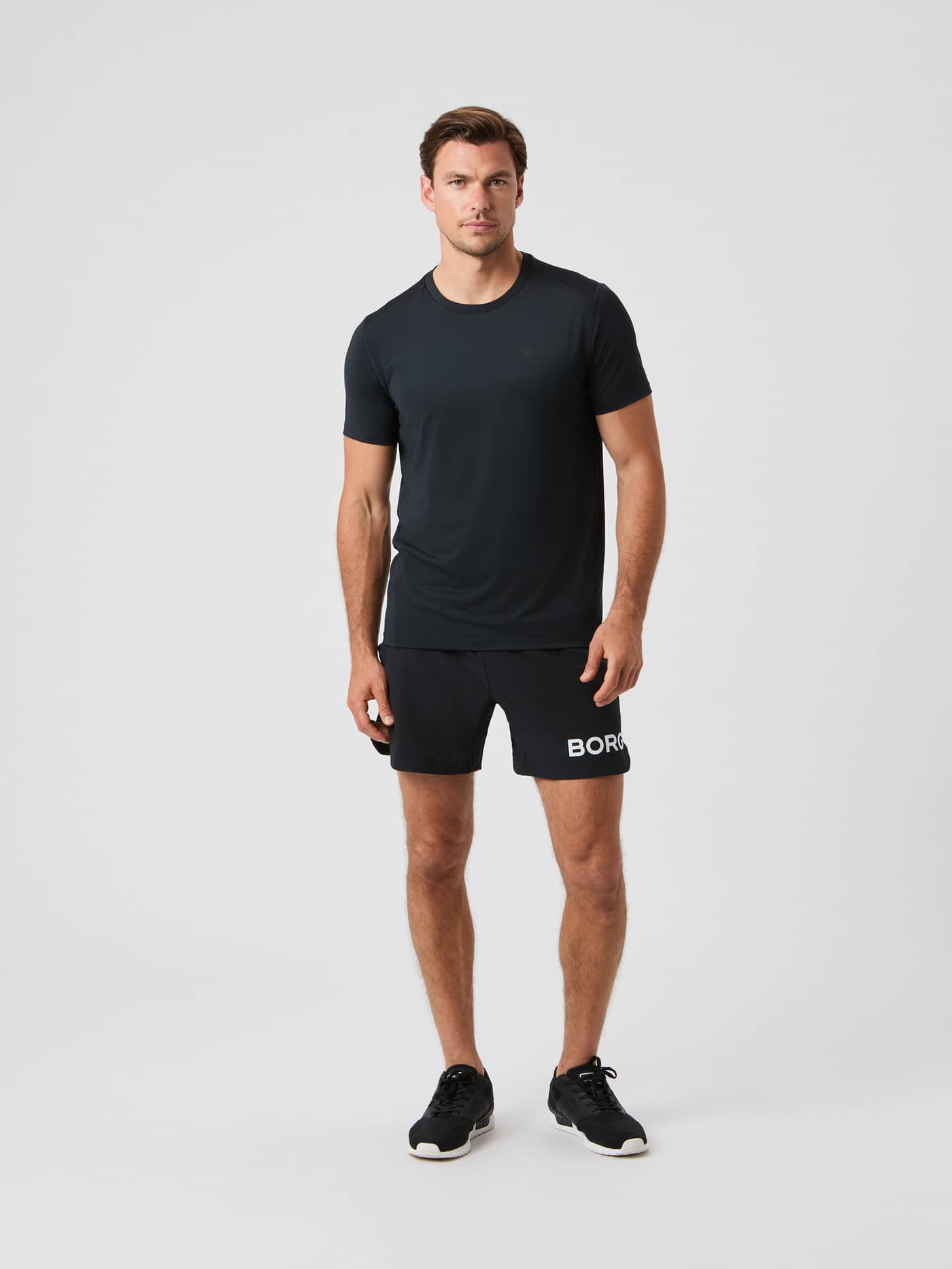 Borg Airy T-Shirt i Black Beauty (Sort) set forfra i helfigur i åndbart stof til performance-træning. - Image 3