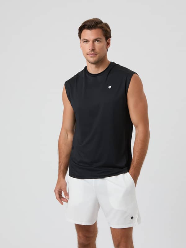 Vue de face d'un homme portant le Ace Mesh Panel Tank en Black Beauty (Noir) avec logo balle de tennis blanc.