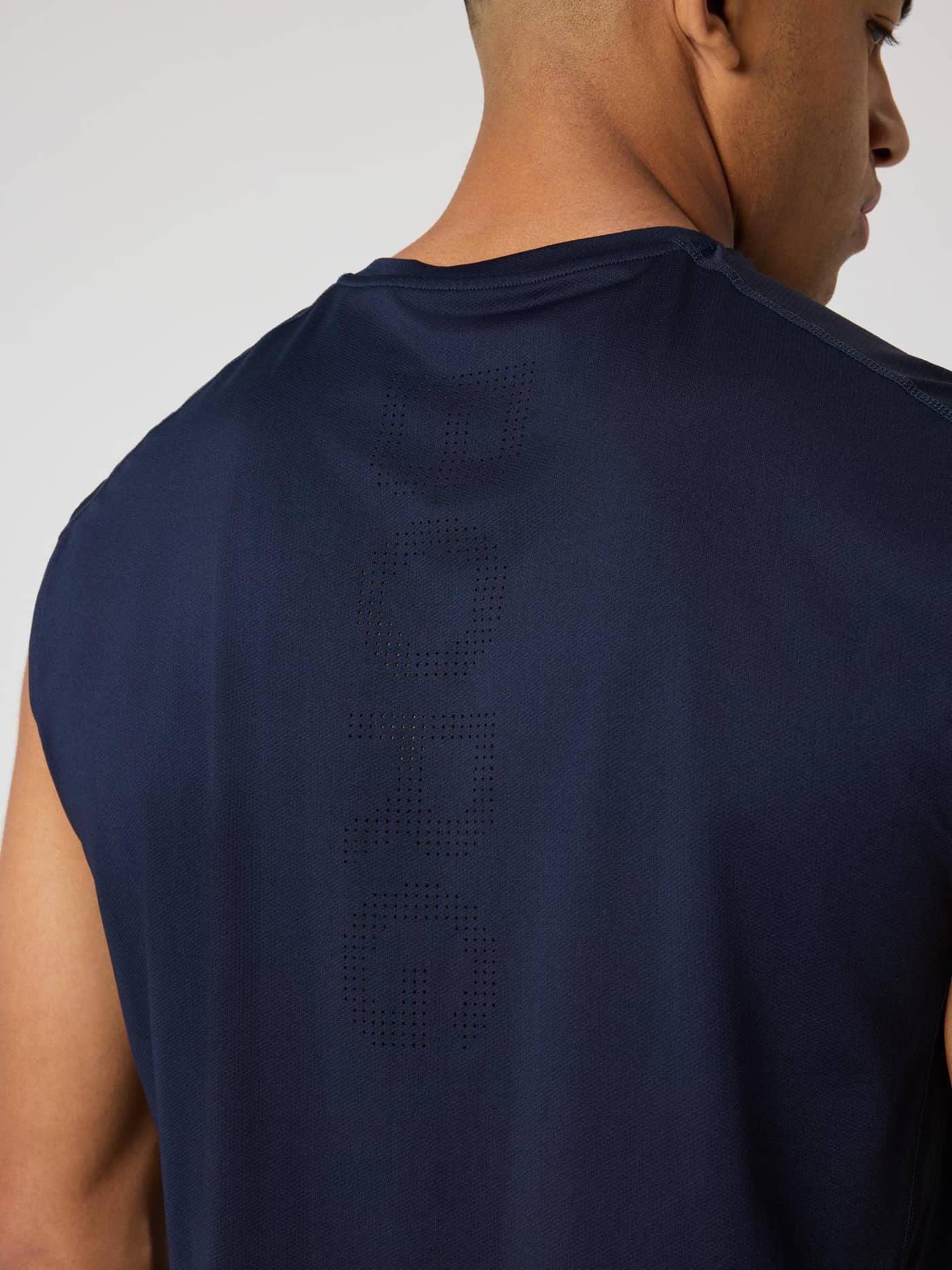 Rückansicht des Björn Borg Ace Mesh Panel Tank in Night sky (Marineblau) mit tonalem perforiertem Logo für Tennis. - Image 4