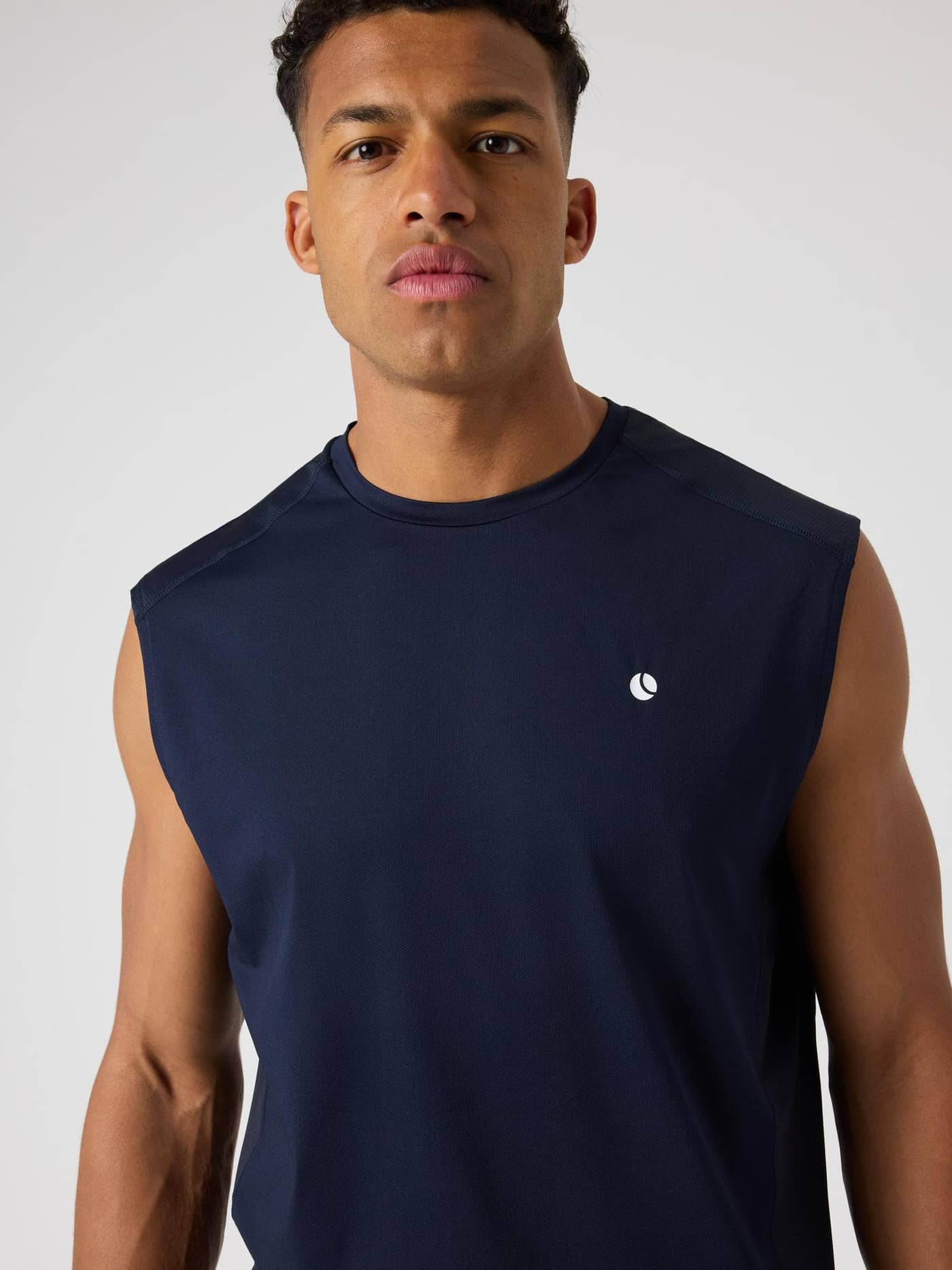 Nahaufnahme des Ace Mesh Panel Tank in Night sky (Marineblau), ein funktionelles Herren-Tennis-Tanktop mit weißem Logo. - Image 5