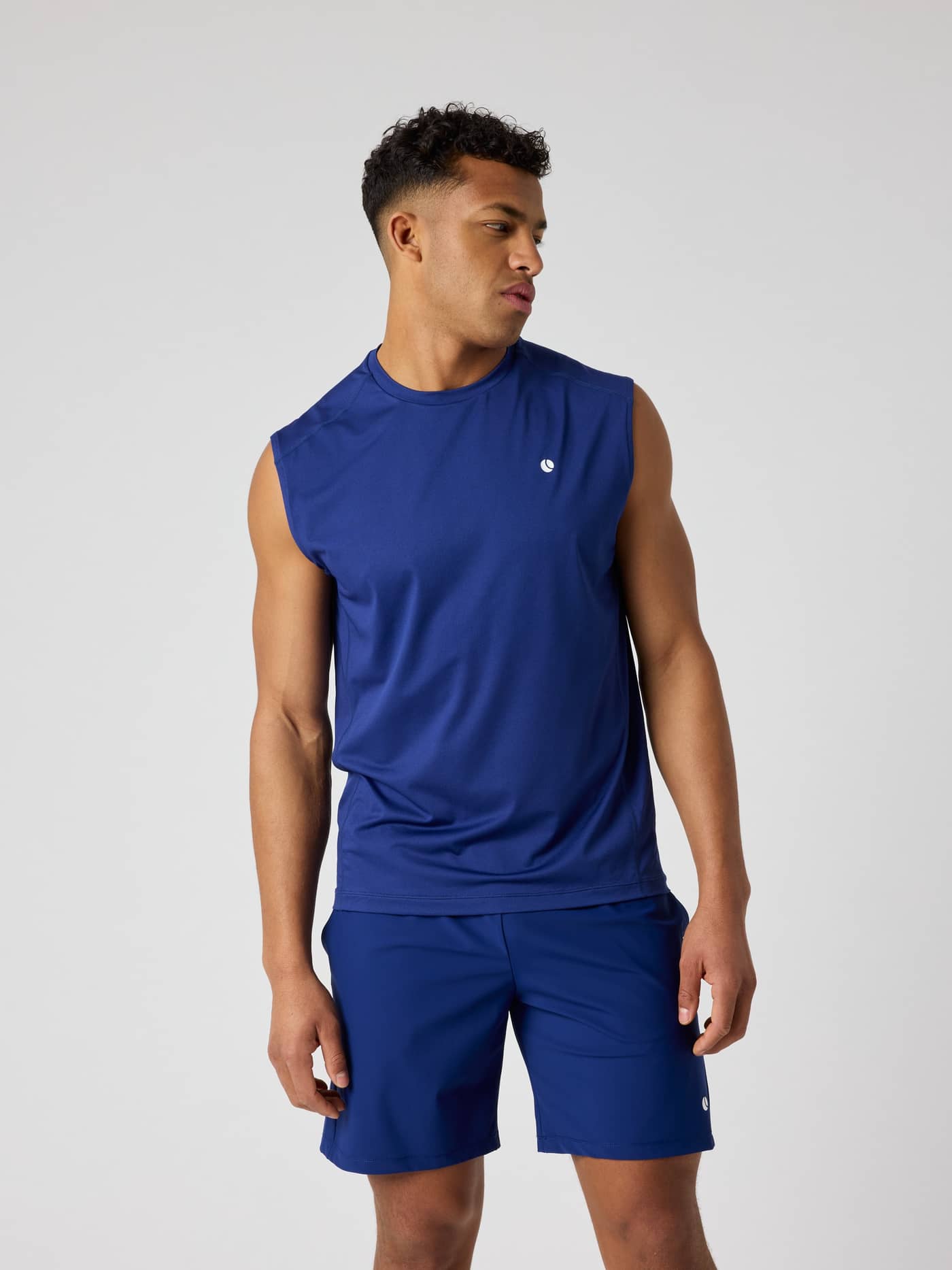 Ace Mesh Panel Tank in Blue Depths (Blauw) voor heren in vooraanzicht, een ademende prestatietop voor tennis en training. - Image 1