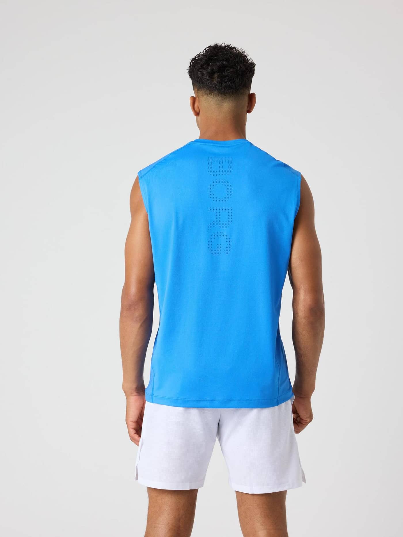 Rückansicht eines Mannes im Björn Borg Ace Mesh Panel Tank in Palace Blue (Blau) mit perforiertem Logo für Tennis. - Image 2