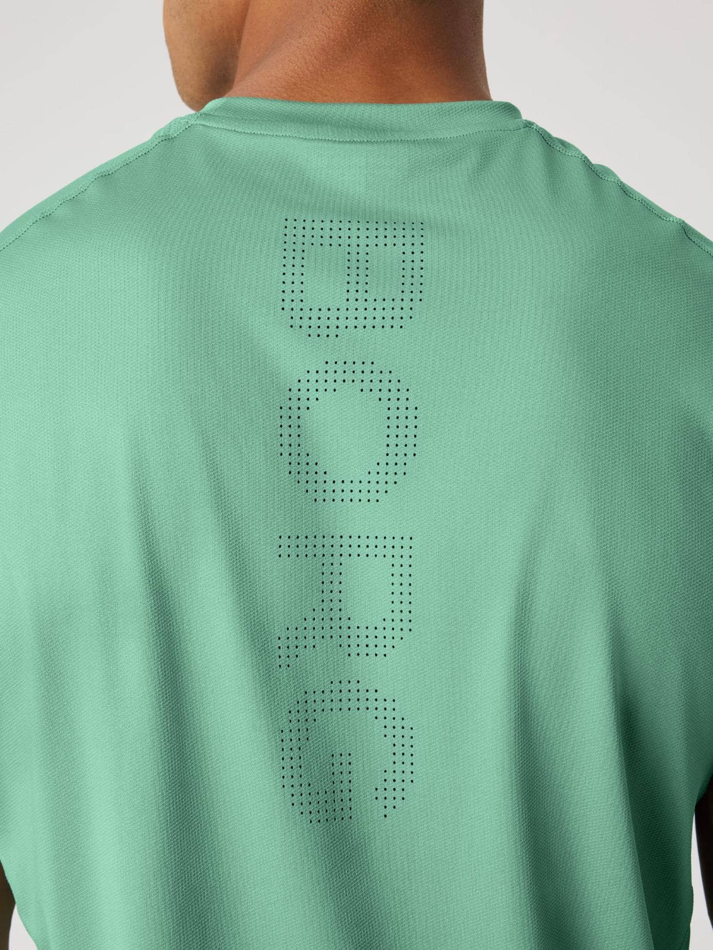 Närbild bakifrån på Ace Mesh Panel Tank i Malachite Green (Grön) med en perforerad BORG-logotyp för tennis. - Image 4