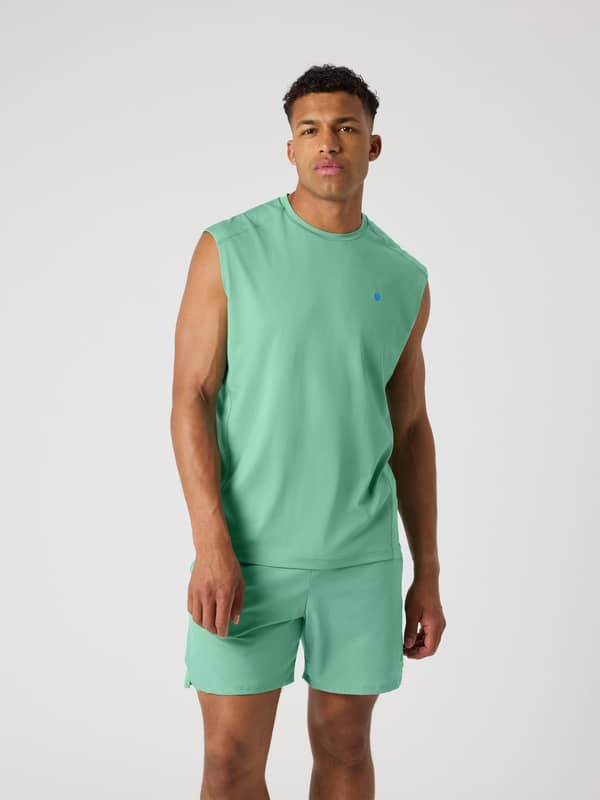 Vue de face d'un homme portant le Ace Mesh Panel Tank Malachite Green (Vert), débardeur de tennis respirant à logo bleu.