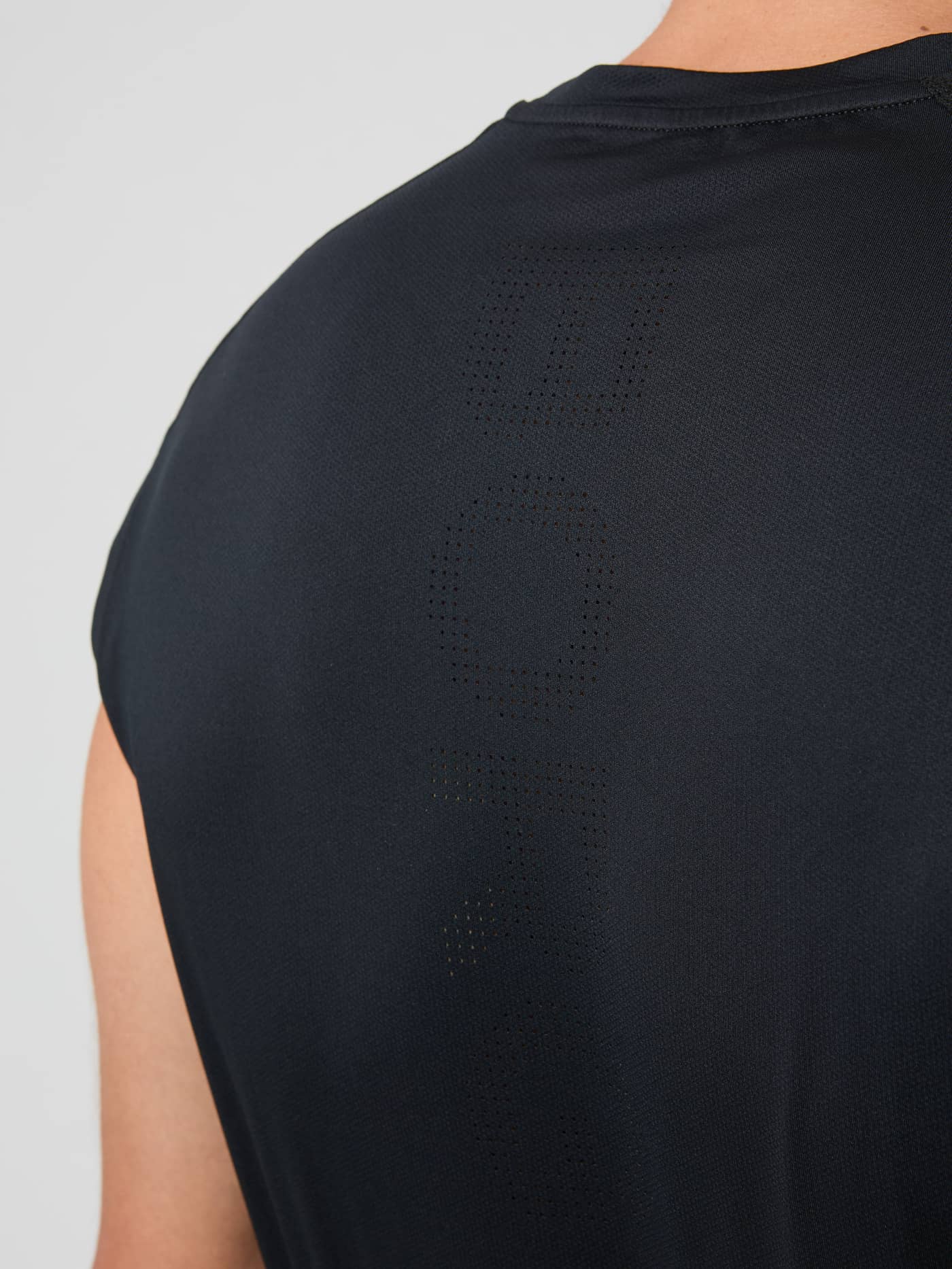 Vue arrière détaillée du Björn Borg Ace Mesh Panel Tank en Black Beauty (Noir) montrant le logo perforé pour le tennis. - Image 4
