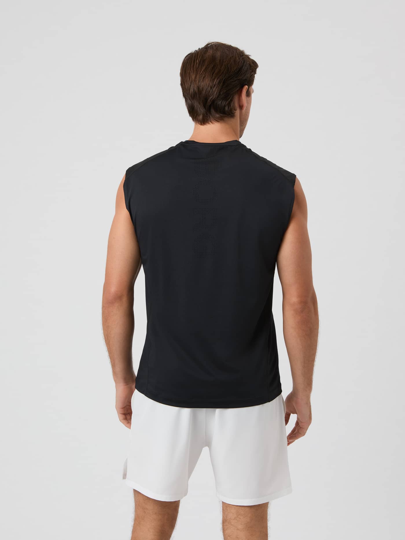 Vue arrière d'un homme portant le Ace Mesh Panel Tank en Black Beauty (Noir) pour le tennis et l'entraînement de performance. - Image 2