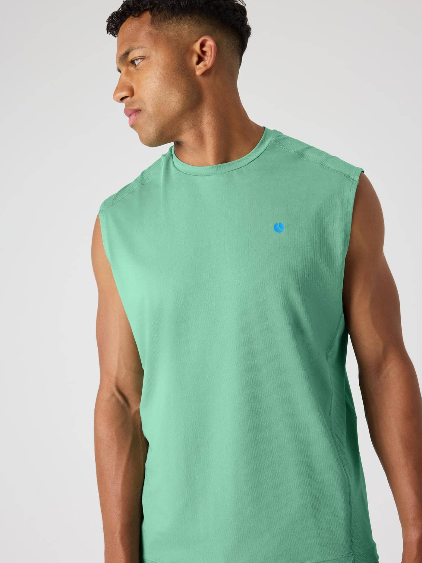 Ace Mesh Panel Tank i Malachite Green (Grön) för herr sedd framifrån, perfekt för tennis med mesh och blå logotyp. - Image 5