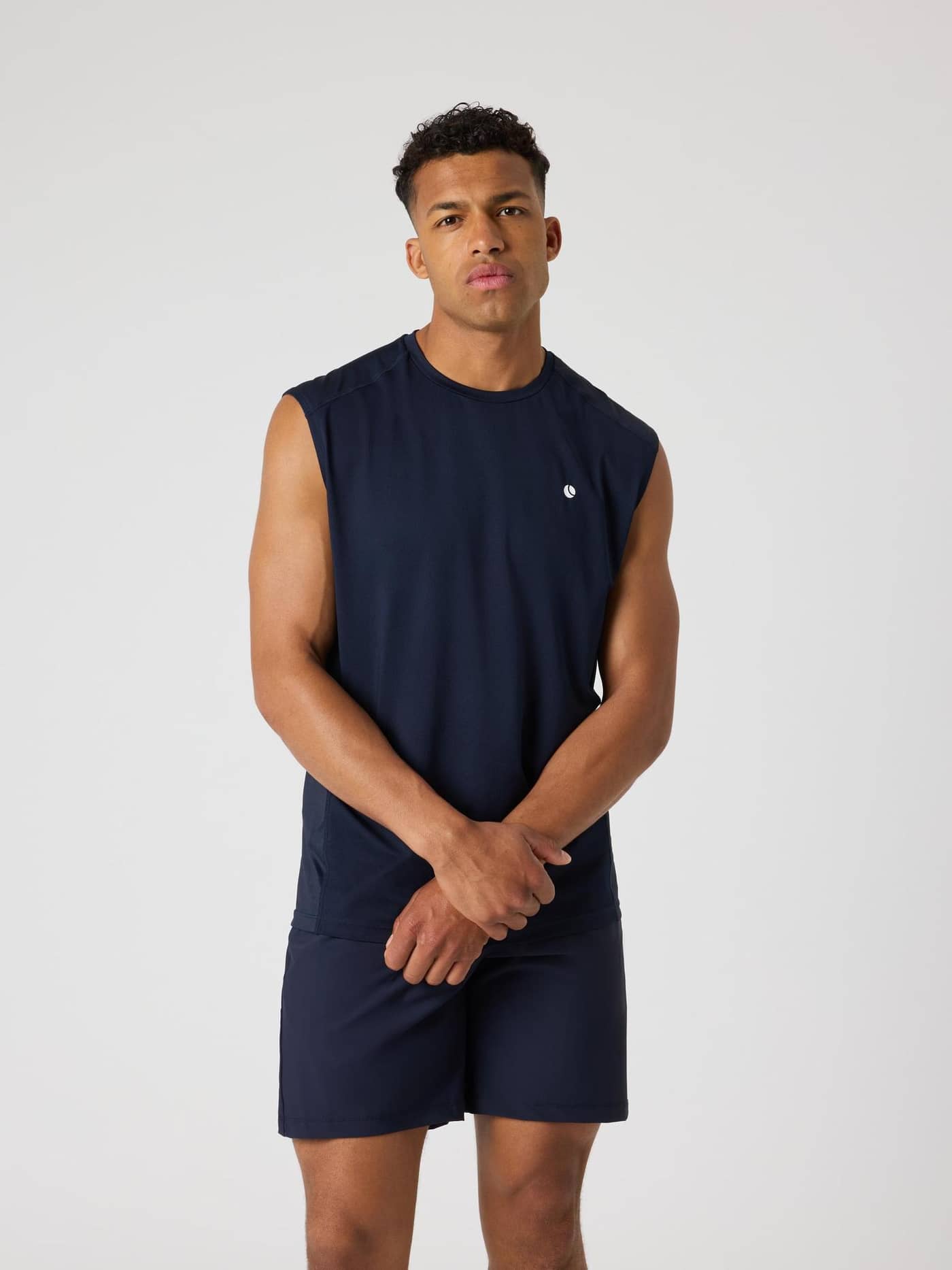 Vue de face d'un homme en Ace Mesh Panel Tank Night sky (Marine) en polyester recyclé pour le tennis avec logo blanc. - Image 1