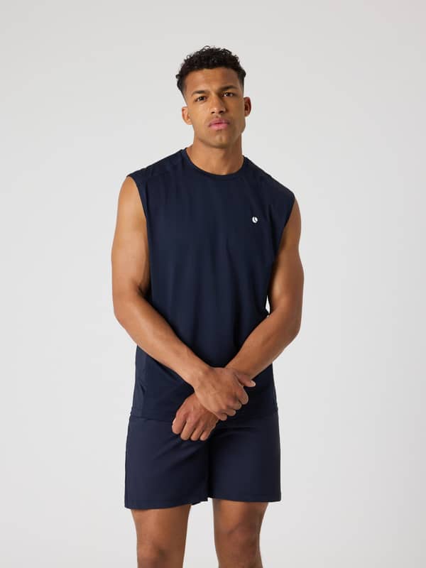 Vue de face d'un homme en Ace Mesh Panel Tank Night sky (Marine) en polyester recyclé pour le tennis avec logo blanc.