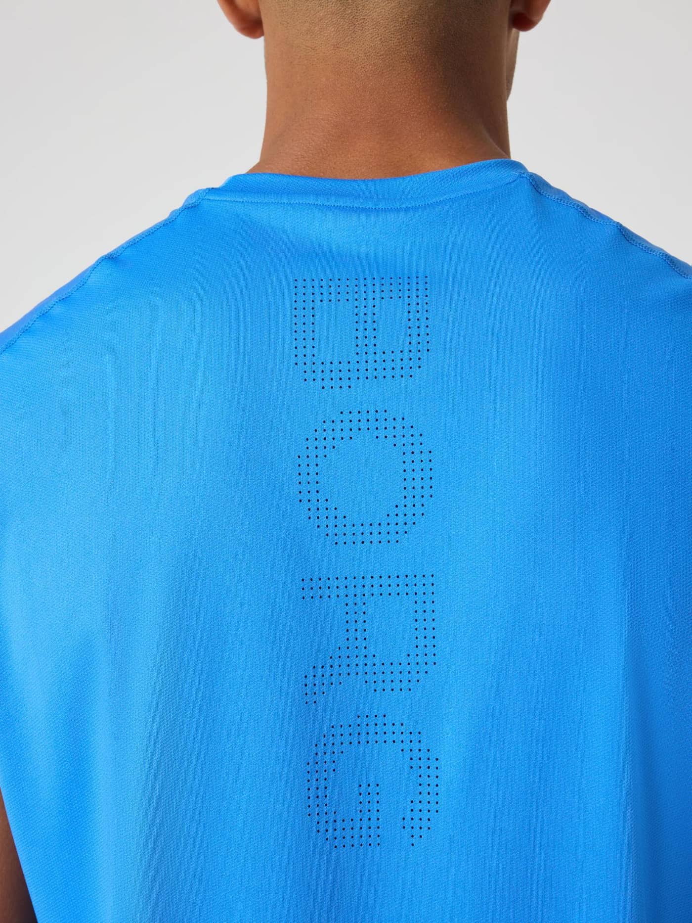 Nahaufnahme der Rückansicht des Ace Mesh Panel Tank in Palace Blue (Blau) mit perforiertem BORG-Logo für Tennis. - Image 4