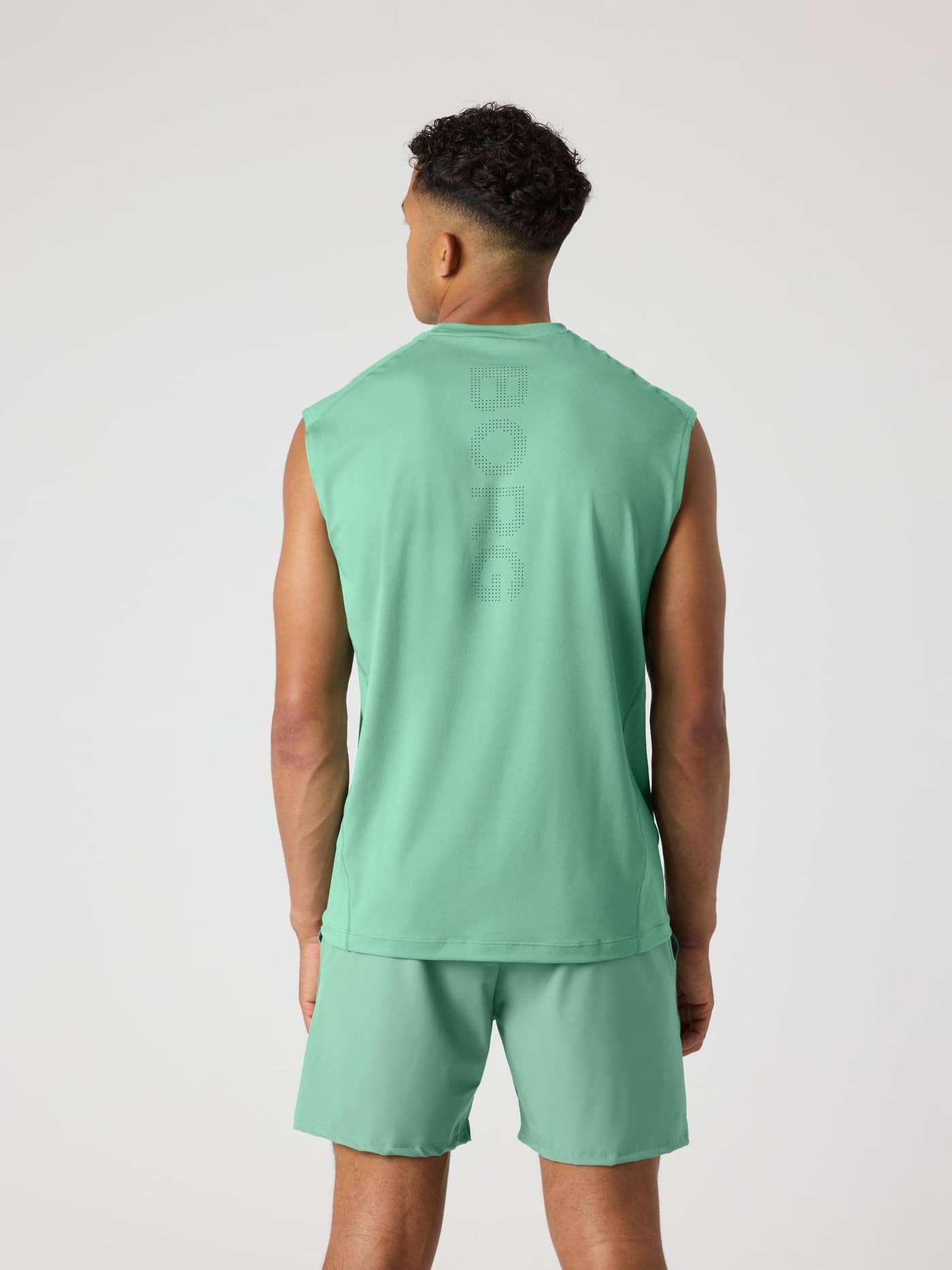 Ace Mesh Panel Tank i Malachite Green (Grön) sedd bakifrån med perforerad logotyp för prestation på tennisbanan. - Image 2