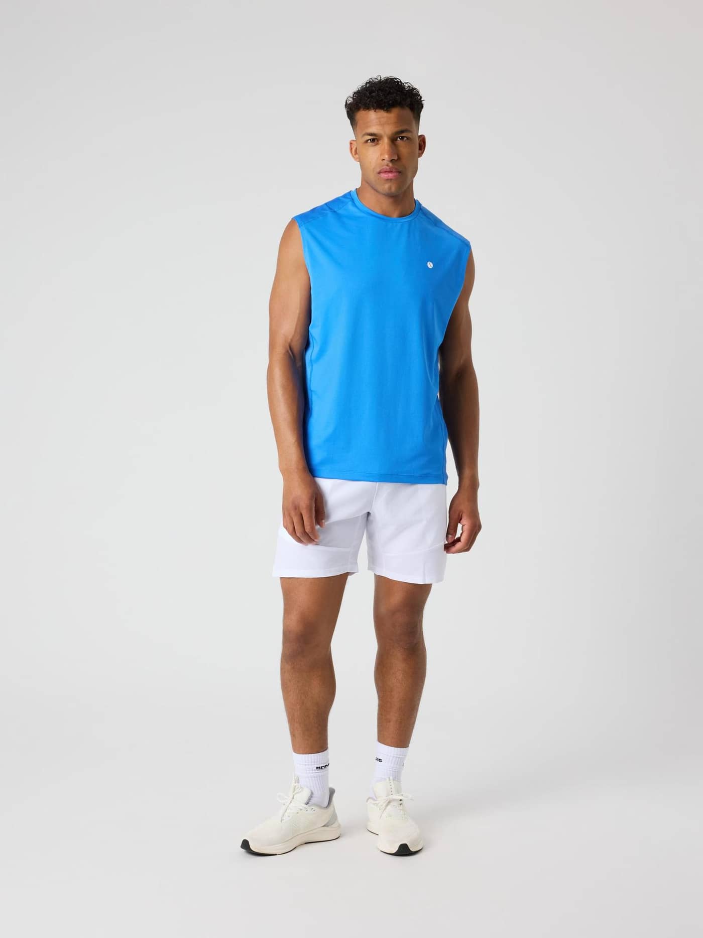 Ganzkörper-Vorderansicht des Björn Borg Ace Mesh Panel Tank in Palace Blue (Blau) für Performance beim Tennis. - Image 3