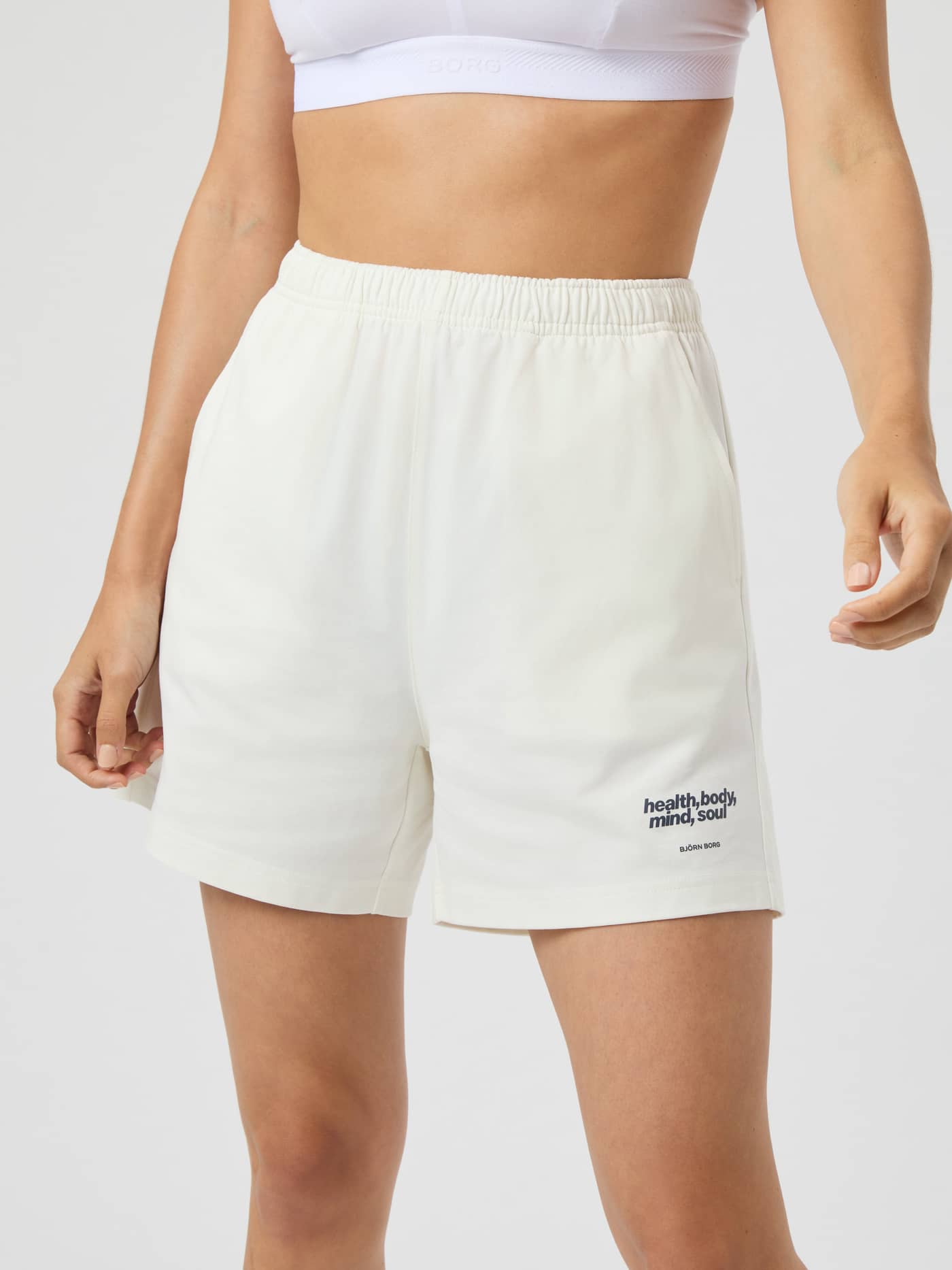 Vue de face du Studio Jersey Shorts en Cannoli Cream (Blanc) en coton avec coupe taille haute et logo imprimé. - Image 2
