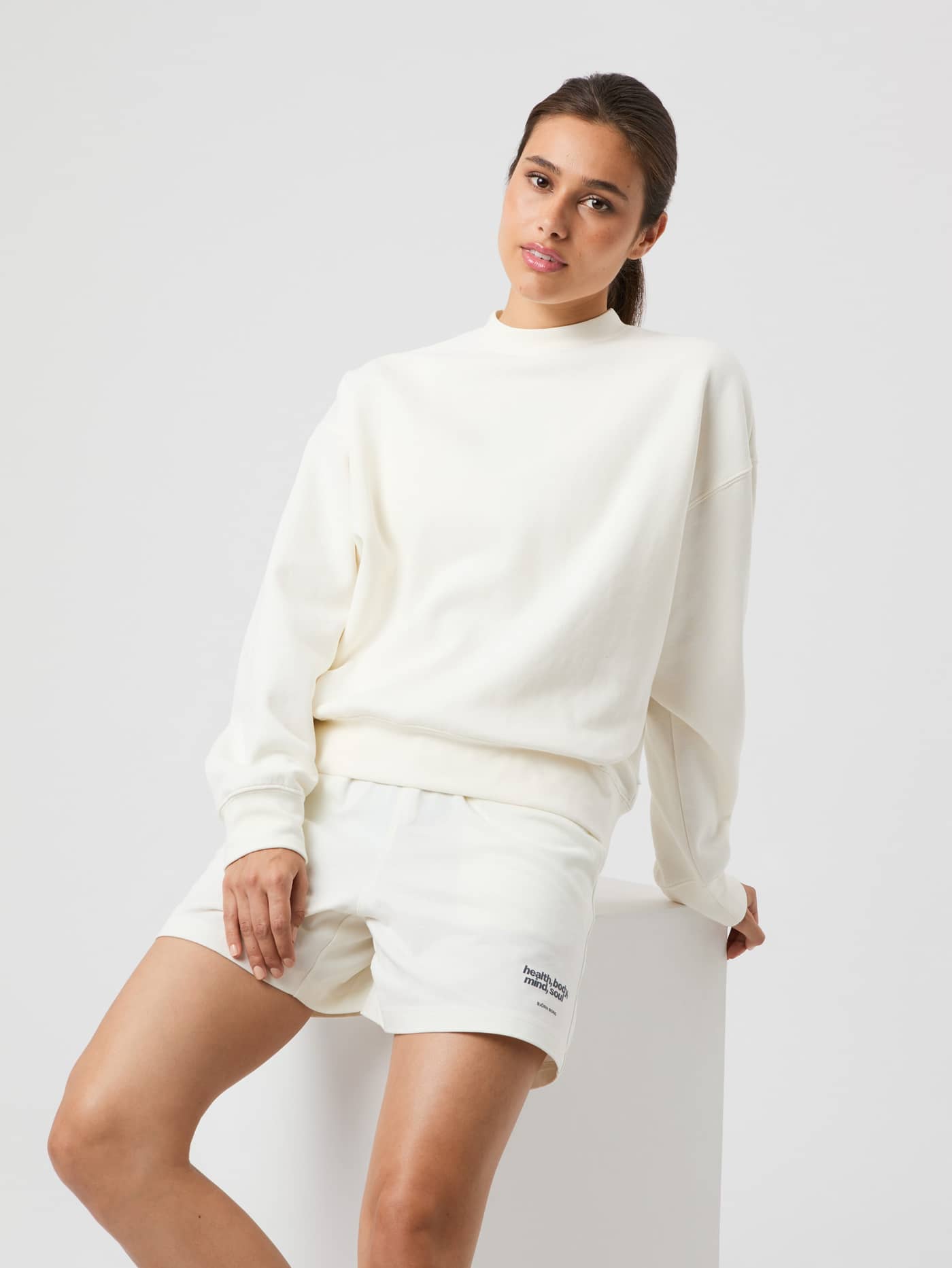 Vue de face d'une femme portant le Studio Jersey Shorts en Cannoli Cream (Blanc) pour une coupe ample et stylée. - Image 1