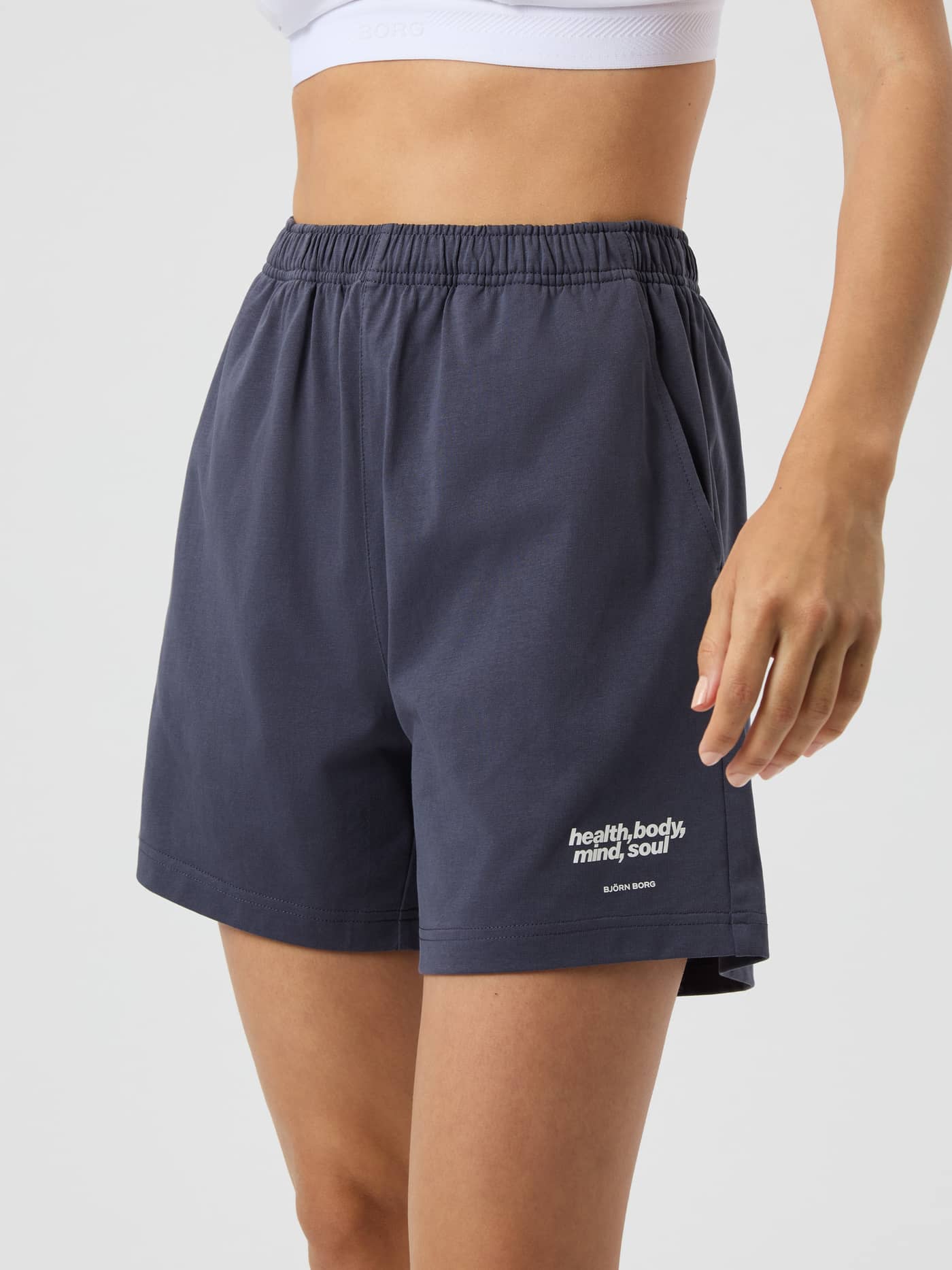 Studio Jersey Shorts i Odyssey Gray (Grå) i bomuld set forfra med hvidt logoprint til studiostræning. - Image 3