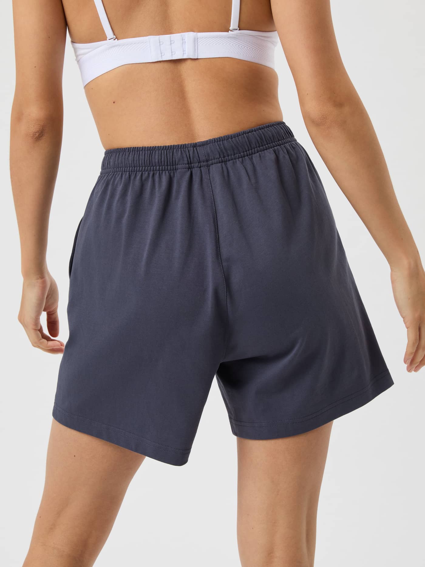 Studio Jersey Shorts i Odyssey Gray (Grå) set bagfra med en høj talje og løs pasform i blød bomuldsjersey. - Image 4