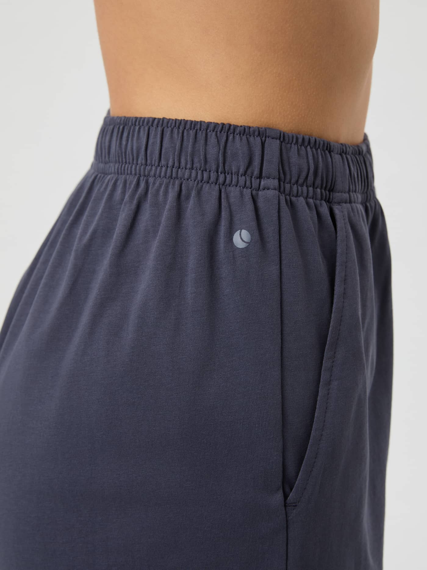 Studio Jersey Shorts i Odyssey Gray (Grå) set fra siden med en høj elastisk talje og et lille gråt logo. - Image 6