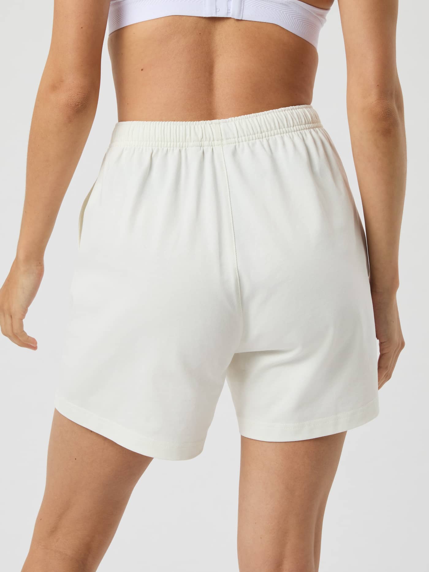 Vue de dos d'un mannequin portant le Studio Jersey Shorts en Cannoli Cream (Blanc) en jersey de coton doux. - Image 3