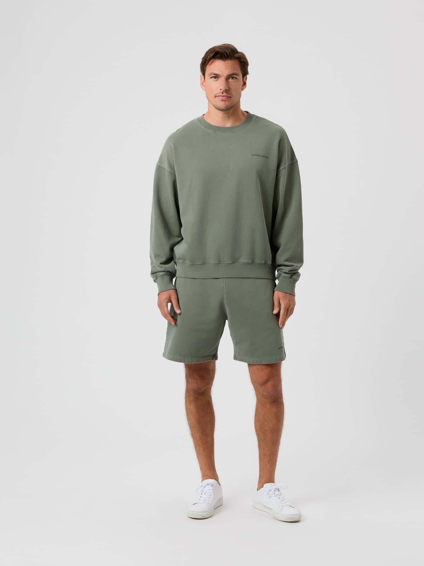 Borg Oversized Washed Sweatshirt i Thyme (Grøn) i bomuld set i fuld figur på en mand med matchende vintage shorts. - Image 3