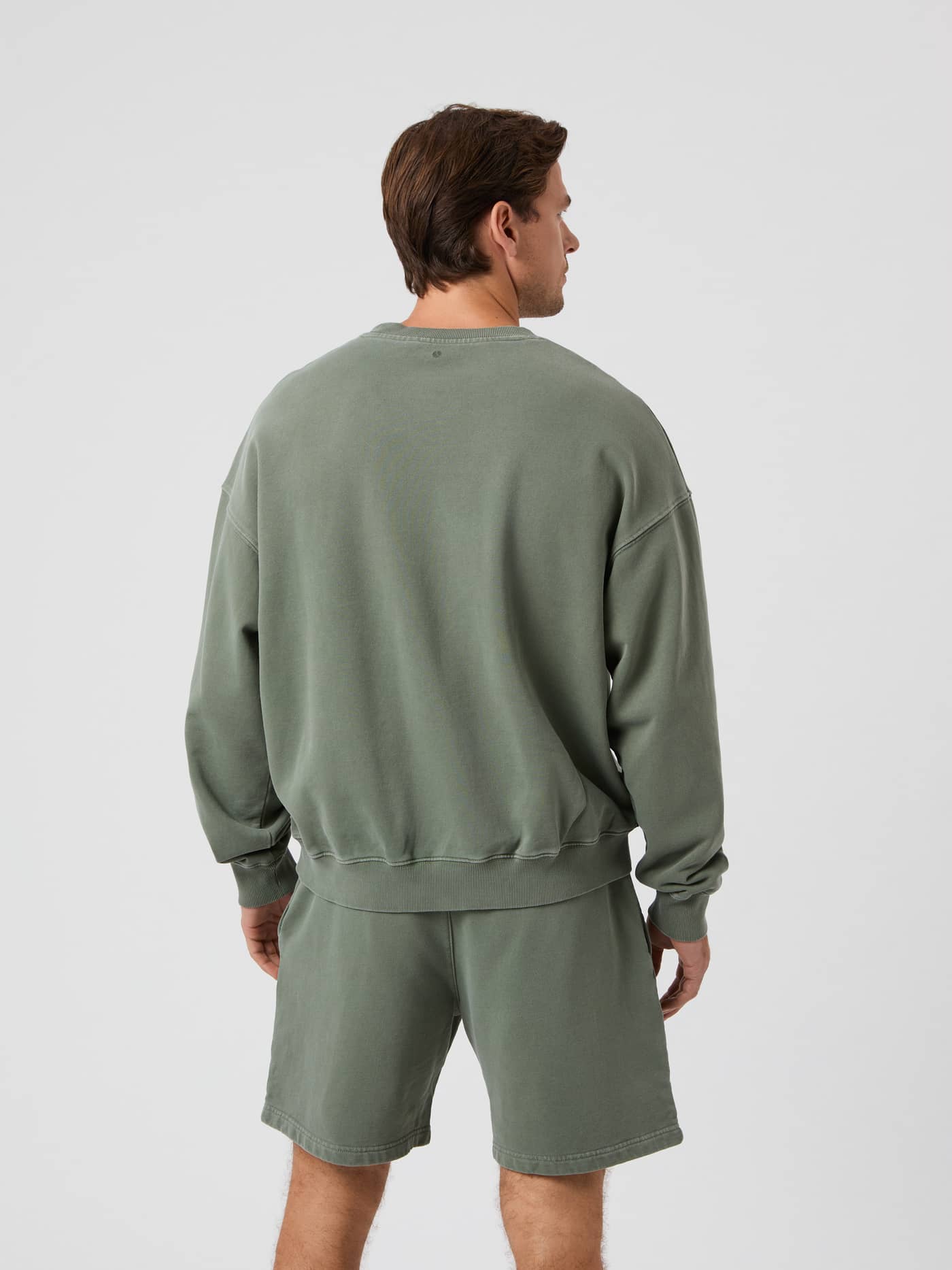 Borg Oversized Washed Sweatshirt i Thyme (Grøn) set bagfra med en førsteklasses vintagevask. - Image 2