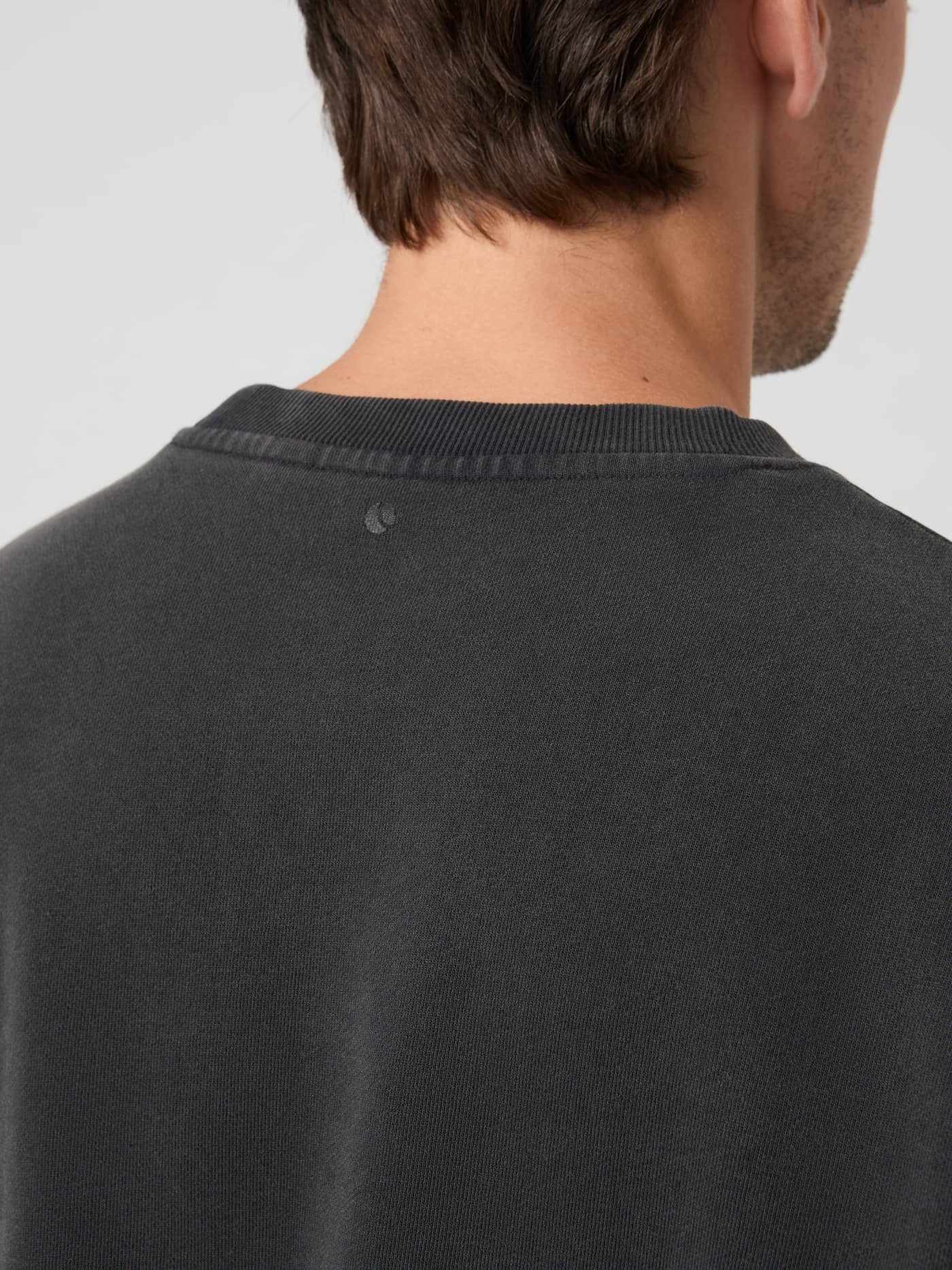 Borg Oversized Washed Sweatshirt i Black Beauty (Sort) set bagfra i bomuld med sort logo og ribhals. - Image 5