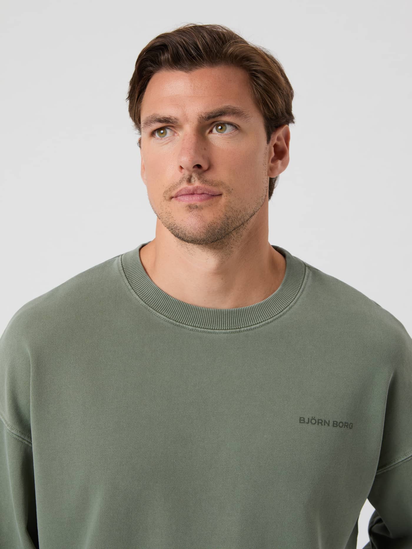 Borg Oversized Washed Sweatshirt i Thyme (Grøn) i nærbillede med mørkt broderet logo og vintagevask til mænd. - Image 5