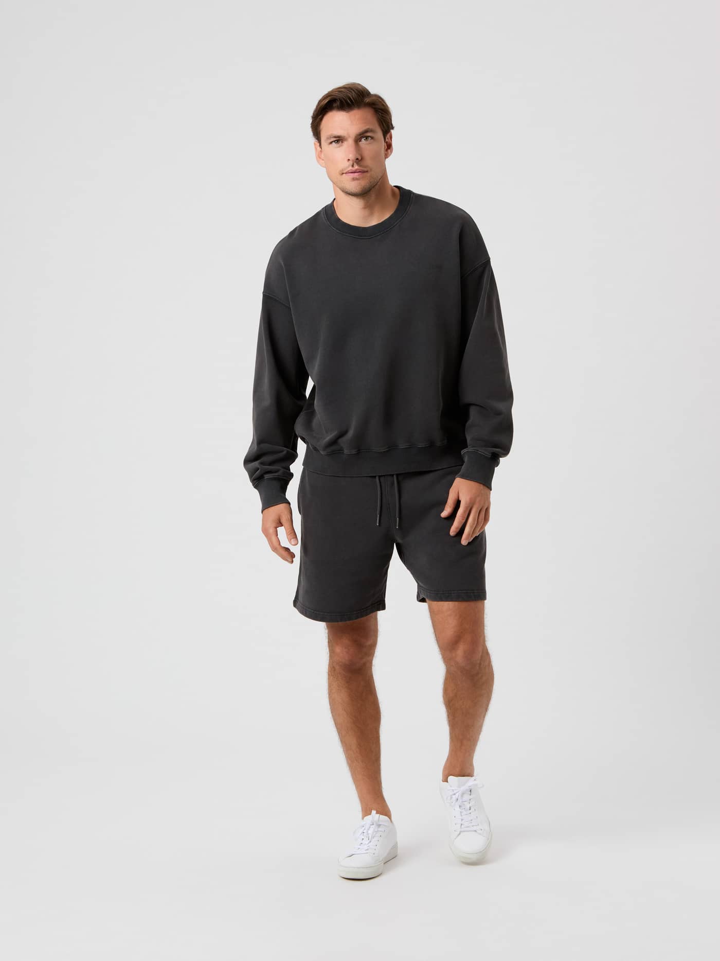 Borg Oversized Washed Sweatshirt i Black Beauty (Sort) set forfra i fuld figur i 100% bomuld med shorts og stilfuld pasform. - Image 3