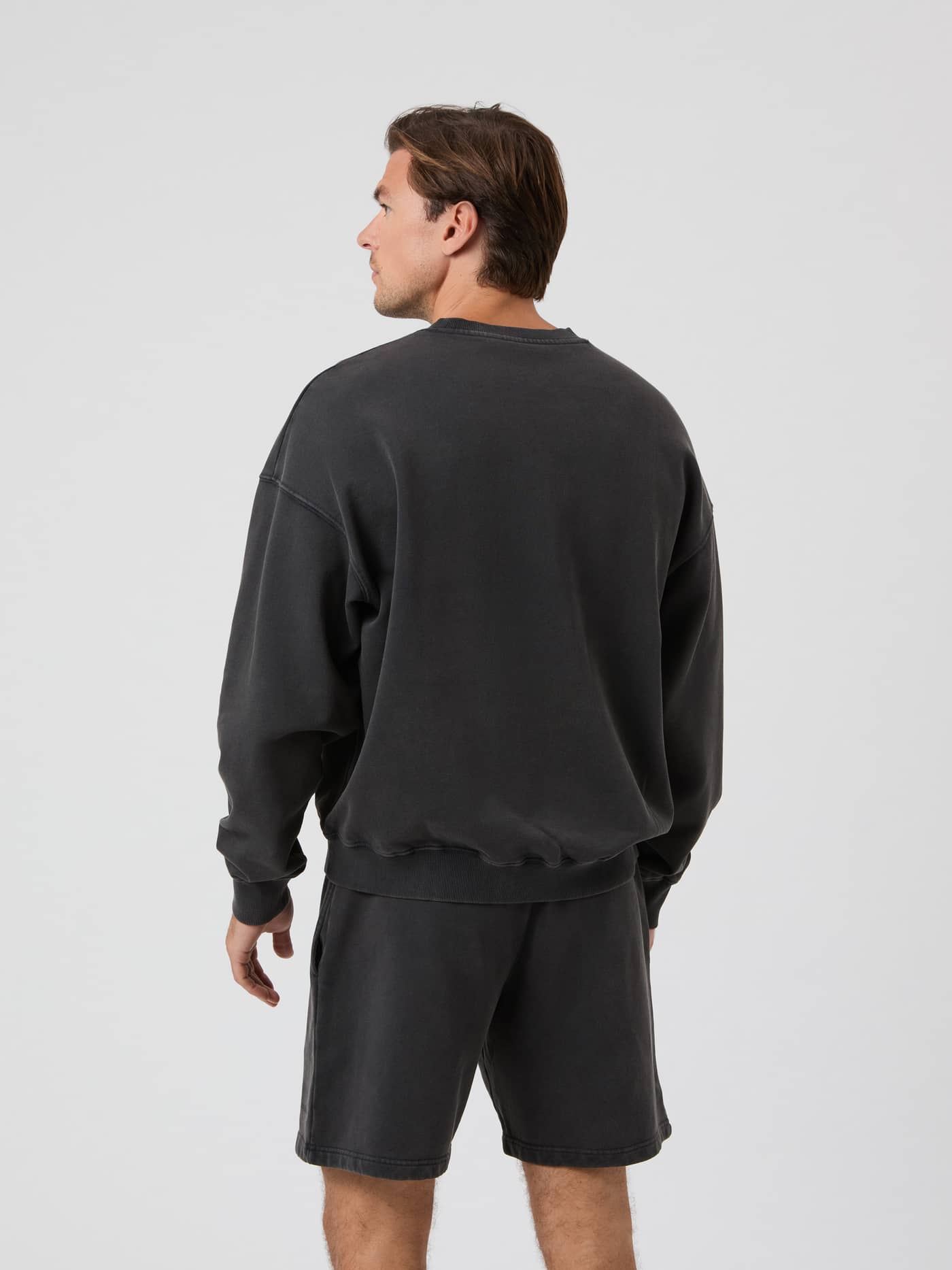 Borg Oversized Washed Sweatshirt i Black Beauty (Sort) set bagfra i førsteklasses bomuld med vintagevask. - Image 2