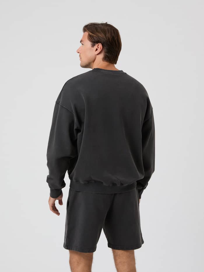 Achteraanzicht van een man in het Borg Oversized Washed Sweatshirt in Black Beauty (Zwart) van premium katoenen fleece. - Image 2