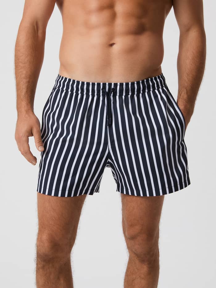 Mann i Borg Print Swim Shorts i Wide Stripe 1 (Flerfarget) sett forfra, med løs passform og trekksnor i livet.