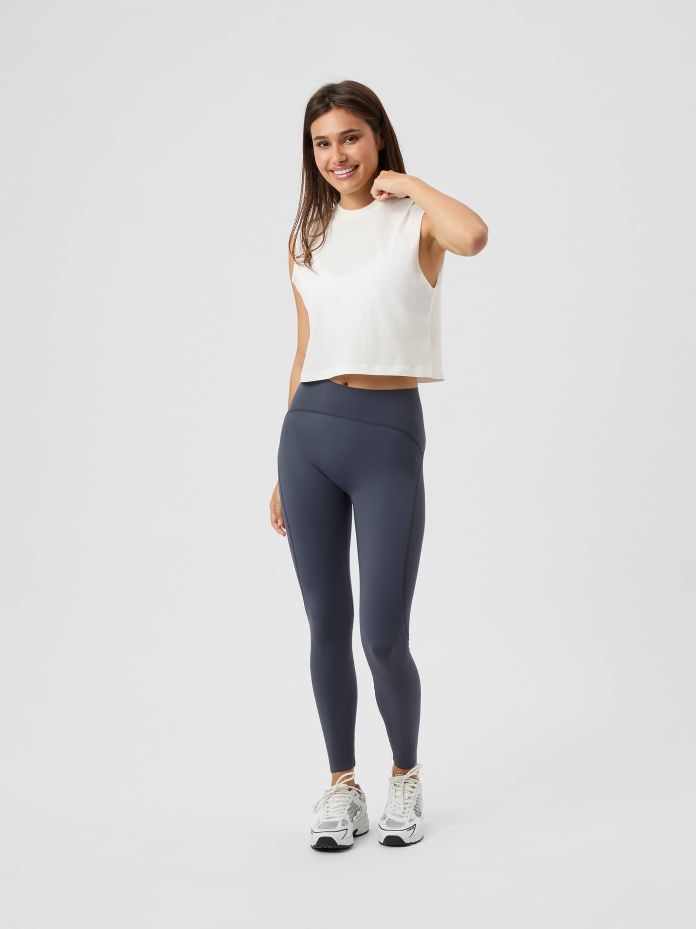 Borg Cropped Tank Top i Cannoli Cream (Vit) för dam sedd framifrån i helfigur med loose fit för träning. - Image 3