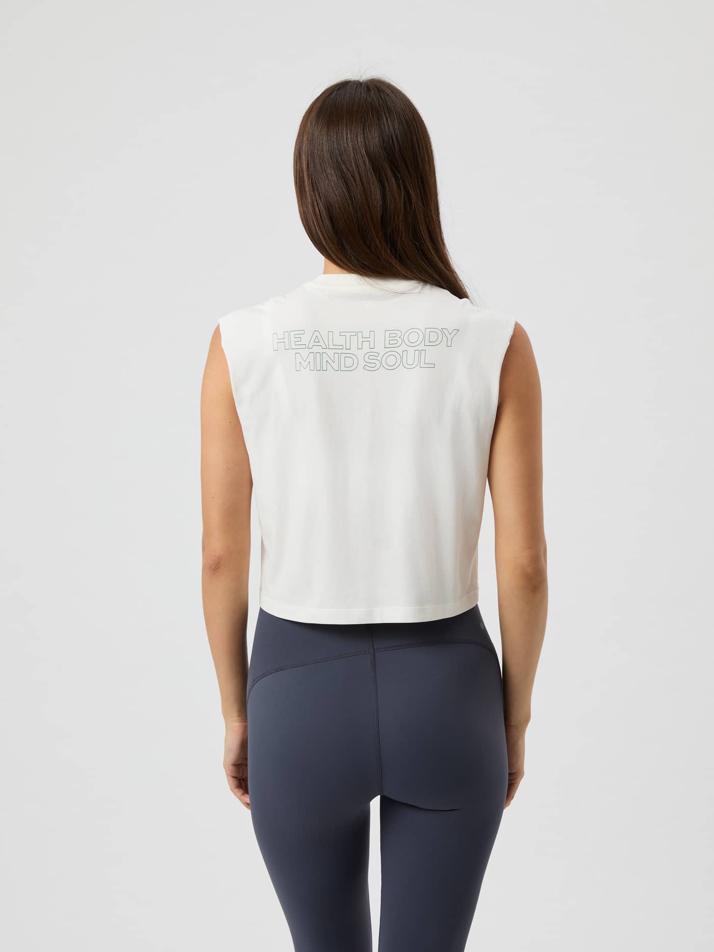 Borg Cropped Tank Top i Cannoli Cream (Vit) sedd bakifrån med croppad passform och texttryck på ryggen för träning. - Image 2