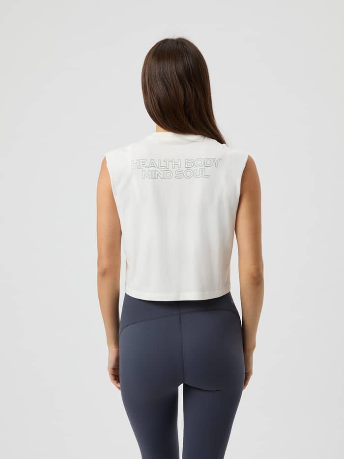 Vue de dos du Borg Cropped Tank Top en Cannoli Cream (Blanc) avec coupe courte et imprimé texte au dos pour l'entraînement. - Image 2
