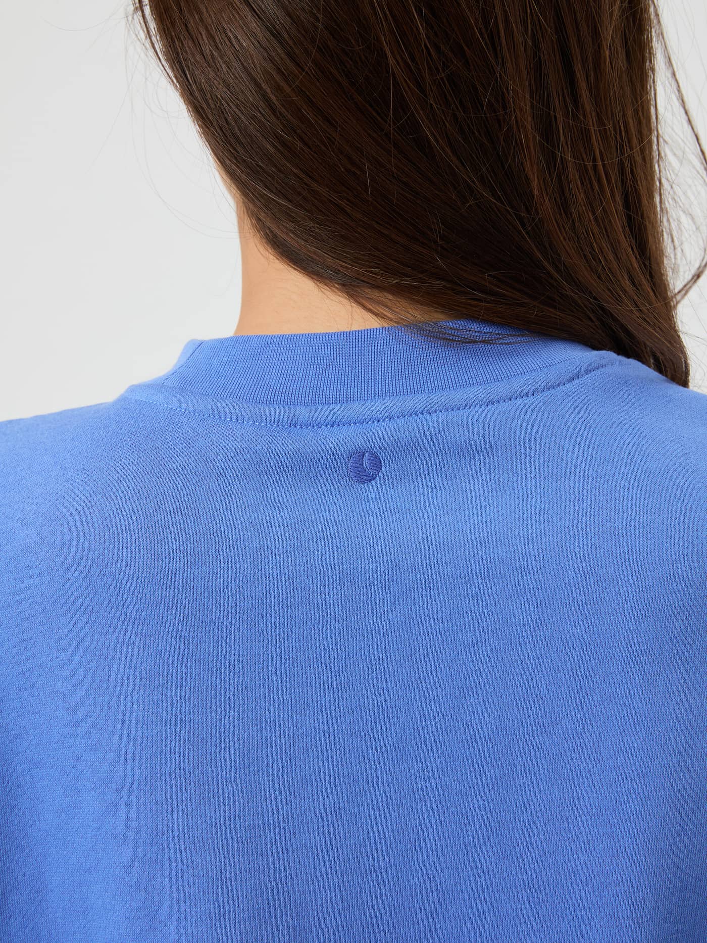 Nærbillede af nakken på Studio Oversized Sweatshirt i Ultramarine (Blå) med broderet tennisbold til kvinder. - Image 4