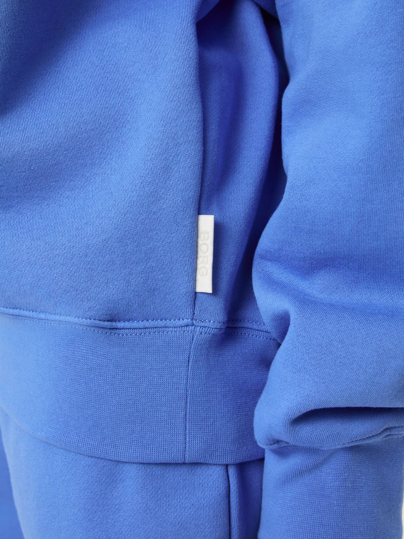 Studio Oversized Sweatshirt i Ultramarine (Blå) i nærbillede med et lille hvidt BORG-mærke til træning. - Image 5